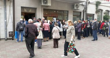 Inconștiență sau disperare? Cozi imense ale pensionarilor, în fața instituțiilor din Constanța - 2