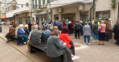 Inconștiență sau disperare? Cozi imense ale pensionarilor, în fața instituțiilor din Constanța - 4