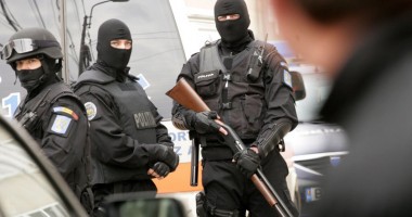 Stire din Eveniment : Percheziții la Constanța.  Victime racolate de pe Facebook pentru prostituție și trafic de droguri