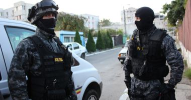 Stire din Eveniment : Percheziții la Constanța: escrocii dădeau țepe prin metoda „Accidentul”, în toată țara!