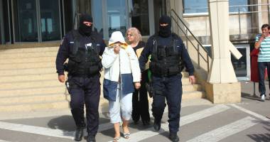 Stire din Eveniment : Caracatița rețetelor false. Cunoscuți medici constănțeni, ridicați de mascați