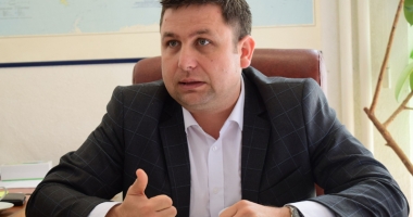 Stire din Eveniment : Infernul de la Permise și Înmatriculări. Șeful serviciului a ieșit din birou, la munca de teren