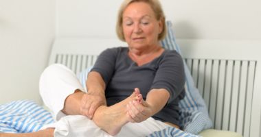 Picioarele umflate, semne ale unor boli grave. Cum să prevenim afecţiunea