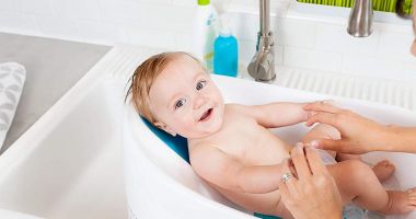 Îngrijirea pielii bebeluşului trebuie să fie făcută corect. Ce produse se recomandă