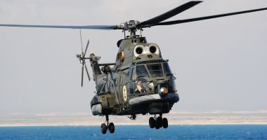 Comandorul Bogdan Curcă, la manșa elicopterului Puma Naval, deasupra Golfului Aden - 2