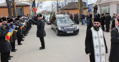 Stire din Eveniment : Comisarul șef Dănuț Pisică, înmormântat cu onoruri militare