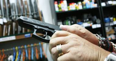 Stire din Eveniment : Veste proastă pentru "pistolari". Ce arme vor fi interzise
