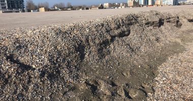 Plaja din Mamaia, înghiţită de valuri. „Se micşorează zona de nisip şi creşte cea de îmbăiere!” - 2