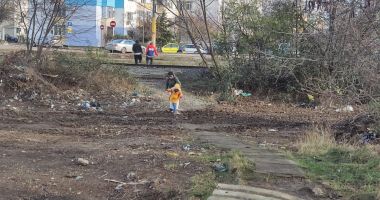 Drum prin noroi și gunoaie, în așteptarea pasarelei pietonale din Poarta 6 - 3