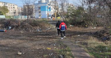 Drum prin noroi și gunoaie, în așteptarea pasarelei pietonale din Poarta 6 - 4