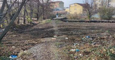 Drum prin noroi și gunoaie, în așteptarea pasarelei pietonale din Poarta 6 - 5