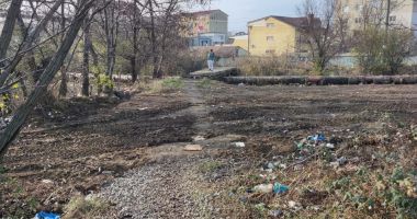 Drum prin noroi și gunoaie, în așteptarea pasarelei pietonale din Poarta 6 - 2