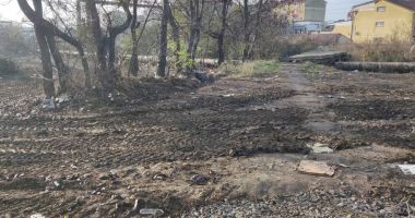 Drum prin noroi și gunoaie, în așteptarea pasarelei pietonale din Poarta 6 - 6