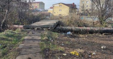 Drum prin noroi și gunoaie, în așteptarea pasarelei pietonale din Poarta 6 - 7