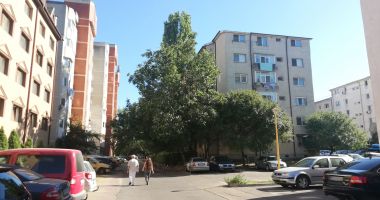 Stire din Eveniment : Un cartier întreg din Constanța reclamă: „Suntem îngropați în funingine!”