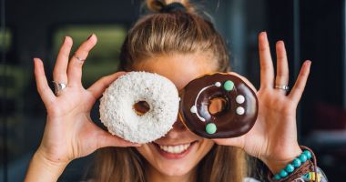 Stire din Sănătate : Poftele nu-ţi dau pace? Nutriționiștii te învaţă să le ţii la distanţă!
