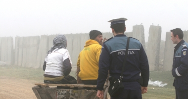 Stire din Eveniment : Viceprimarul și consilierii, caraule pentru prinderea hoților. "Ce să facem, să stăm  cu mâinile în sân să ne uităm cum ne fură?"