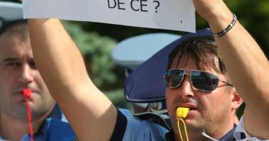 Stire din Eveniment : Polițiști făcuți la "apelul bocancilor"? Poliția pregătește angajarea a 5.000 de civili. "Vor intra pilele!"