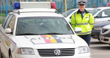Stire din Eveniment : PĂZEA, că nu-i de glumit! / Ea e POLIȚISTA care DĂ AMENZI CU ZÂMBETUL PE BUZE!