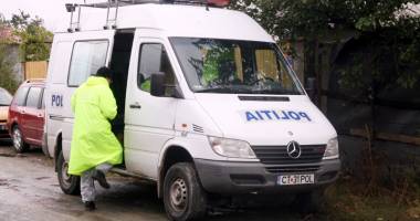 Stire din Eveniment : Polițist călcat cu mașina de contrabandiștii de țigări