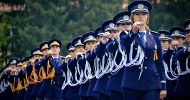 Stire din Eveniment : De ce se înghesuie tinerii să se facă polițiști sau pompieri. "Iei banii la timp și ieși cu pensie bună"