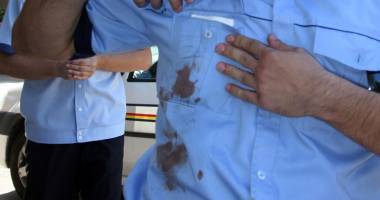 Stire din Eveniment : Scandal cu cuțite și topoare! Polițist bătut și înjurat ca la ușa cortului