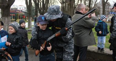 Stire din Eveniment : Scăpări legislative! Tătici care lucrează la stat, fără drept la… concediu paternal