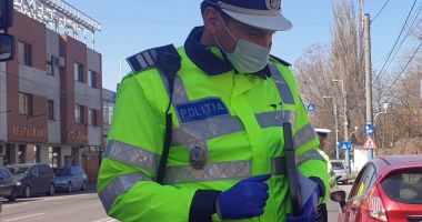 Stire din Eveniment : Controale pe străzi, în stare de urgență: poate sau nu polițistul să pună mâna pe acte?