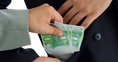 Polițiști corupți! Nouă terenuri și un SUV dintr-un salariu de polițist