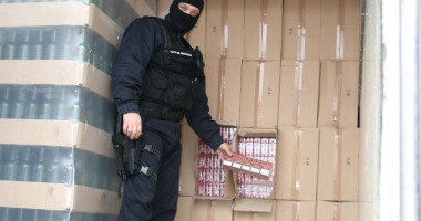 Polițiști de frontieră de la Vama Veche, în cârdășie cu contrabandiștii de țigări - 2