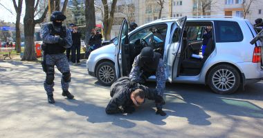 Stire din Eveniment : Cine-i antrenează pe polițiști? „Nu știu tehnici de imobilizare, se trag și se împing cu suspecții!”