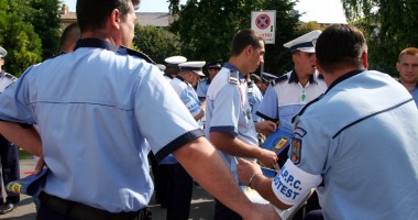 Stire din Eveniment : Polițist la muncă, infractor acasă și pe stradă