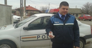 Stire din Eveniment : Polițist târât zeci de metri, cu mașina, de un individ fără permis