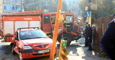 Grav accident rutier! Pompieri încarcerați în autospeciala ISU - 6