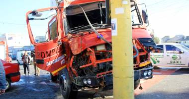 Stire din Eveniment : Grav accident rutier! Pompieri încarcerați în autospeciala ISU