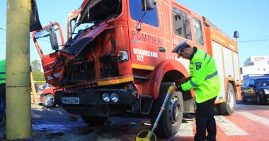 Grav accident rutier! Pompieri încarcerați în autospeciala ISU - 2