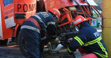 Grav accident rutier! Pompieri încarcerați în autospeciala ISU - 3