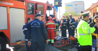 Grav accident rutier! Pompieri încarcerați în autospeciala ISU - 5