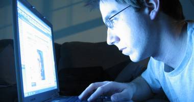 Stire din Eveniment : Postările pe Facebook vă pot lăsa fără banii din asigurarea locuinței