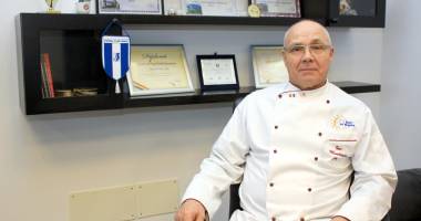 Stire din Economie : Afaceri cu frișcă și ciocolată. Omul care duce mai departe tradiția dulce a Constanței - "Crizantema"