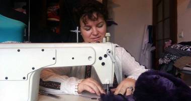 Afacerea din mijlocul sufrageriei. A abandonat polonicul pentru a îmbrăca vedete - 2