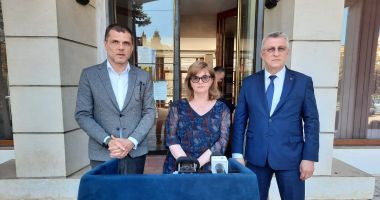 Stire din Politică-Administrație : Ce se întâmplă cu autorecenzarea online. "Populaţia este reticentă din cauza tehnologiei"