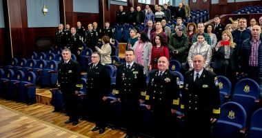 Stire din Eveniment : Momente emoționante la Academia Navală. Șase camarazi și-au încheiat cariera militară