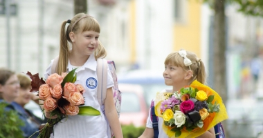 Stire din Social : Prima zi de școală îi falimentează  pe părinți. "Se cer bani, bani și iar bani!"