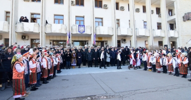 Stire din Politică-Administrație : Mica Unire, sărbătorită pe platoul din fața Prefecturii. Militarii au defilat, iar copiii au dansat