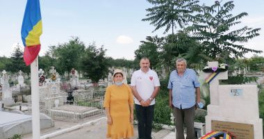 Stire din Eveniment : Părinții îndurerați, singuri la mormintele fiilor eroi, în timp ce autoritățile depun coroane la monumente!
