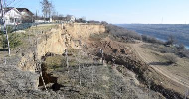 Situaţie disperată la Cumpăna. Alte 27 de case puse în pericol de surparea malului canalului - 2