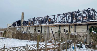 Stire din Eveniment : Incendiul care a mistuit o clădire în Vama Veche, pus intenționat? Se strâng donații pentru ajutarea păgubiților