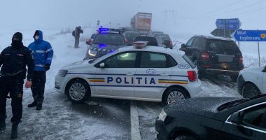 Stire din Social : Furia albă a făcut ravagii. Drumuri închise, maşini blocate şi localităţi fără apă sau curent