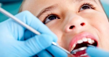 Stire din Sănătate : Problemele dentare care pot supune copiii la intervenții chirurgicale